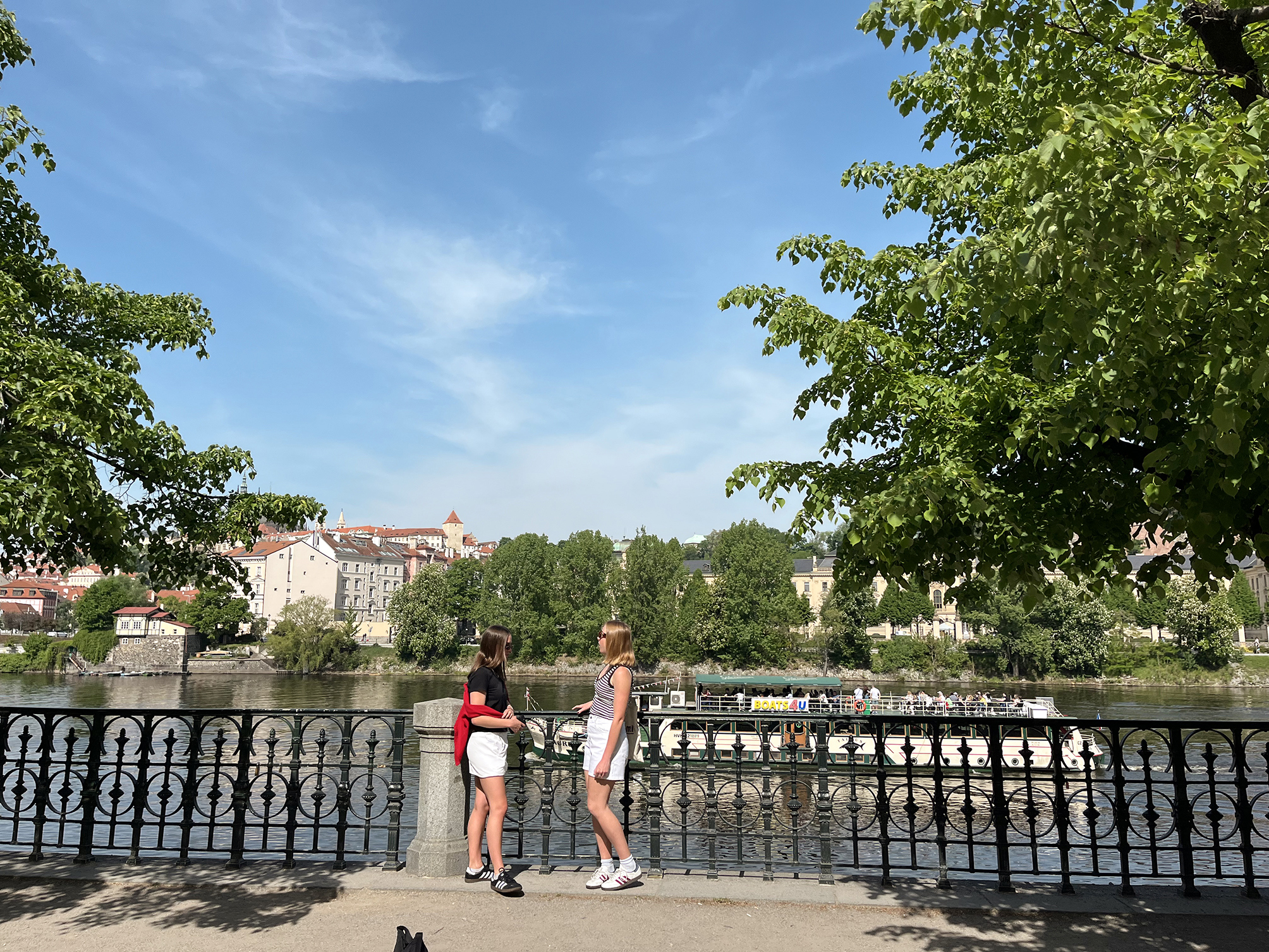 Image of Contiki travellers in Paris