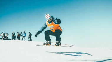 Traveller snowboarding in Queenstown, New Zealand
