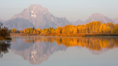 Golden hour view at Oxbow bend with the mountains in the background