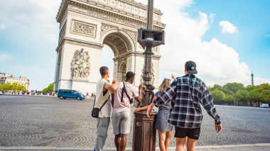 Travellers looking at the Arc de Triomphe