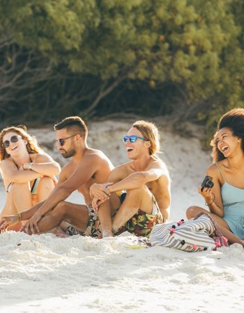 Travellers sitting on Airlie Beach in the Whitsunday region, Australia