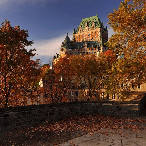 8-Day Canada Tour from Toronto to Montreal: Niagara Falls, Québec City, National Arts Center and Canada War Museum