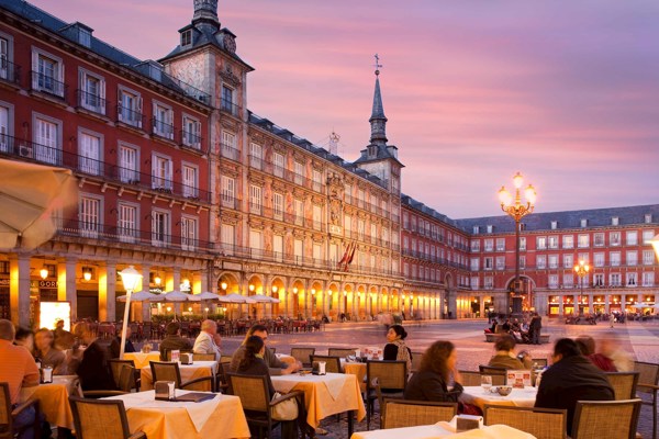 Walking tour & dinner in Madrid
