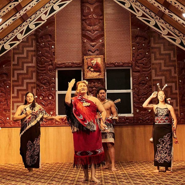 22-Day Highlights of AU and NZ Tour With Internal Air from Melbourne: Uluru, Cairns, Sydney, Auckland, Queenstown and Christchurch | 2 Countries and 10 Cities | 21 Breakfasts, 4 Lunches & 8 Dinners