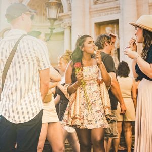 Contiki travellers enjoying gelato together in Piazza Navona, Rome, on the Rome to London Trail Tour